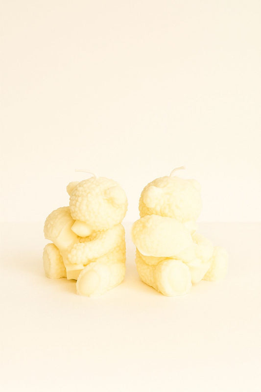 Bärenkerze mit Blumenstrauß