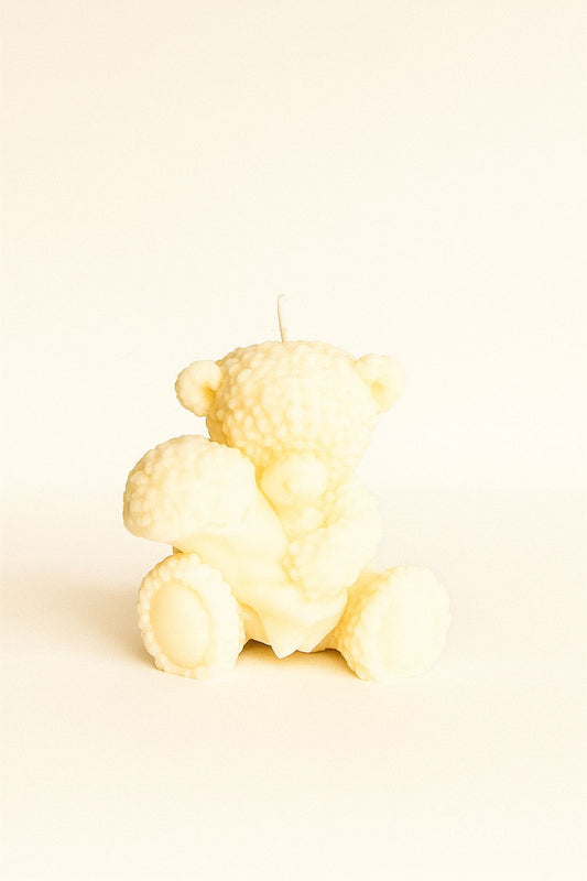 Bärenkerze mit Blumenstrauß