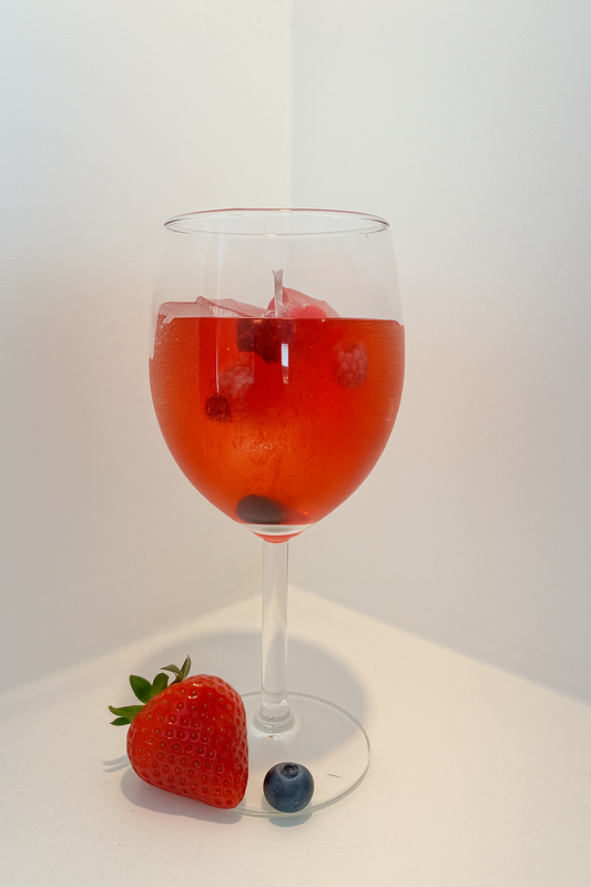 Getränke Kerze: Wildberry-Lillet – Duftkerze aus Gelwachs WEINGLAS